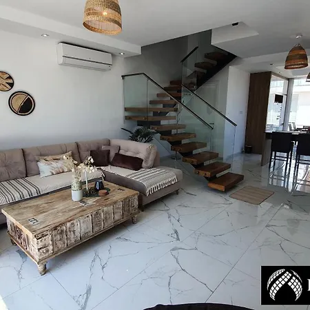 Luxurious Beachfront Townhouse דירה