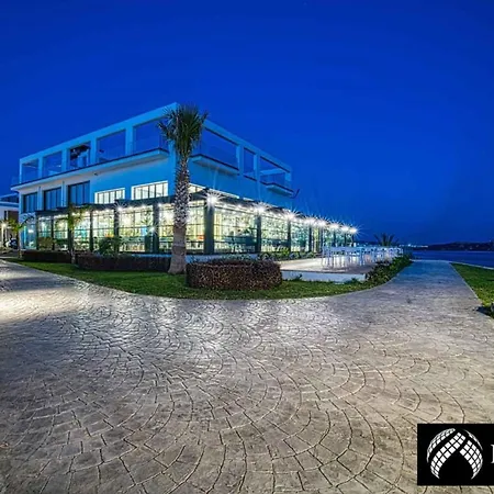 Luxurious Beachfront Townhouse Апартаменты *